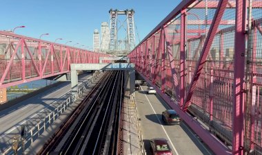 Поезда метро едут по Уильямсбургскому мосту.