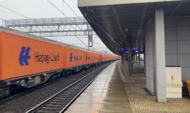 Электровоз ET22-108 с контейнерным поездом