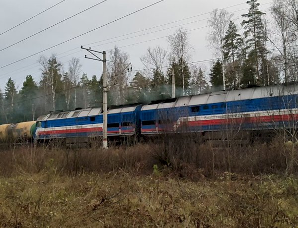 Тепловоз 2ТЭ25КМ-0447 БТС с наливным поездом на БМО