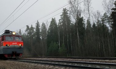 Электровоз ВЛ10У-927 с грузовым поездом