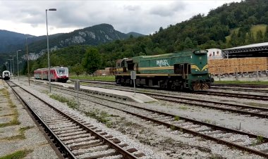 Тепловоз SŽ 664-109 следует резервом