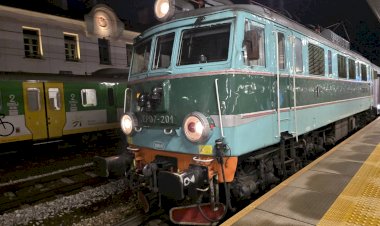 Электровоз EP07-201 с пассажирским поездом