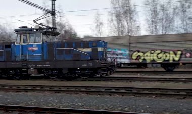 Электровоз Шкода  210 066-7 следует маневровым порядком