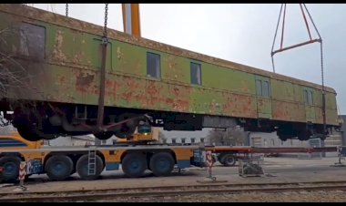Погрузка кранами почтового вагона на трал для отправки в музей