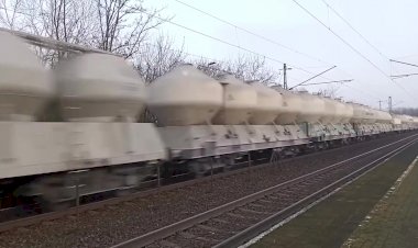 Электровоз Шкода 242 254-8 с перегоняемыми тепловозами и хопперами + встречный электропоезд