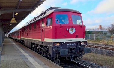 Тепловоз 232 535-5 с пригородным поездом