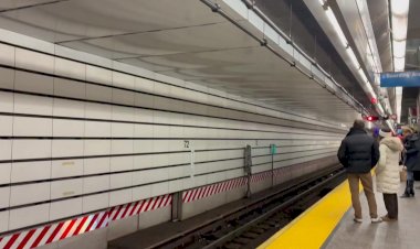 Метро Нью-Йорка, ретропоезд прибывает на станцию 72-я улица