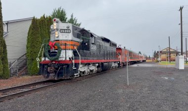 Тепловоз SD9 5399 с ретро вагонами и кабузом