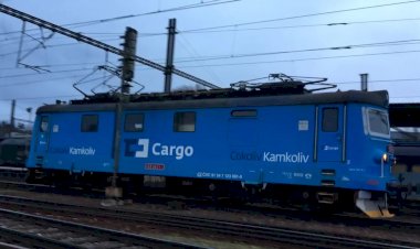 Электровоз Шкода 123.001 следует резервом