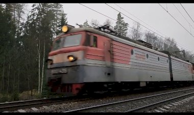 Электровоз ВЛ10У-435 с хопперами