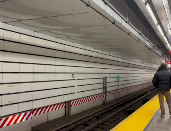 Метро Нью-Йорка, ретропоезд прибывает на станцию 72-я улица