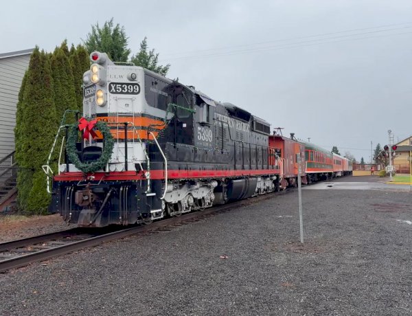 Тепловоз SD9 5399 с ретро вагонами и кабузом