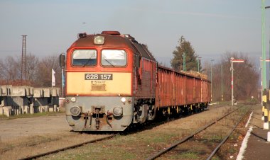 Тепловоз М62 157 с грузовым поездом