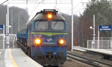 Тепловозы ST44-1234 + SM42-1273 с вагонами самосвалами гружёнными щебнем