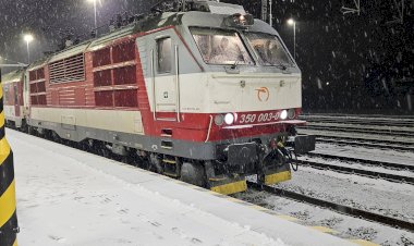 Электровоз Шкода 350 003-0 следует маневровым порядком к поезду