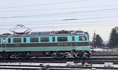 Электровоз EP07-201 с пассажирским поездом