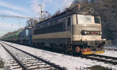 Отправление Шкоды 242 558-5 с тепловозом ЧМЭ3М и хопперами