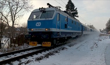 Электровоз Шкода 151 016-3 с пассажирским поездом