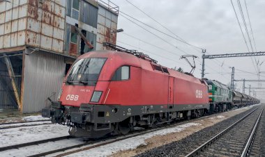 Электровоз Таурус 1116-114 с тепловозом 2М62 0293Б с грузовым поездом