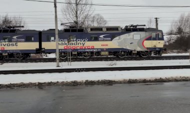 Встречные поезда, Электровозы Шкода с пассажирским и грузовыми поездами