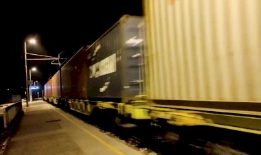 Электровоз Вектрон ADT 193-822 с грузовым поездом