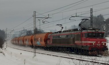 Электровоз SZ 363-020 с грузовым поездом