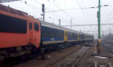 Тепловоз 418 304 с пригородным поездом