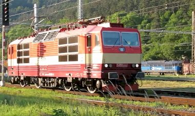 Электровоз Шкода 263 002 (S499 2002) следует резервом