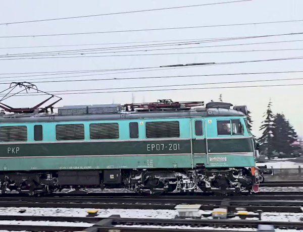 Электровоз EP07-201 с пассажирским поездом