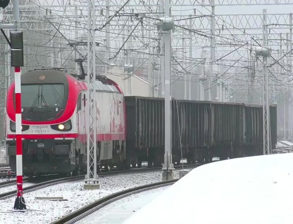 Электровоз GAMA 111Eo-008 с полувагонами