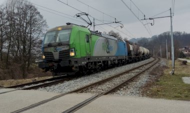 Электровоз Вектрон 1293 901 с наливным поездом