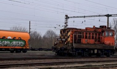 Тепловоз 448 406 типа ВМЭ1 следует маневровым порядком.