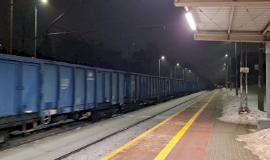 Электровоз ET22-1038 с полувагонами