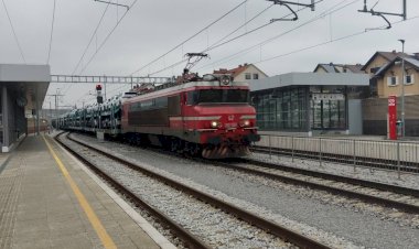 Электровоз SZ 363-026 с вагонами автовозами