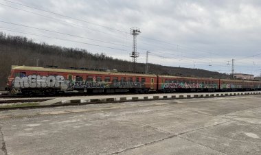 Электропоезд ЭР25 (ЕМВ 32 145/6) отправление со станции Стражица