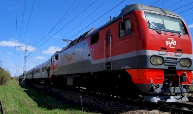 Электровоз ЭП2К-327 с пассажирским поездом