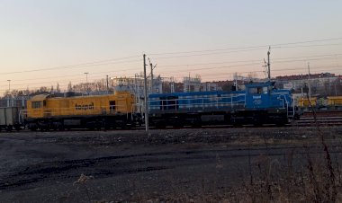 Тепловозы ТЭМ2-102/20D-002 с полувагонами