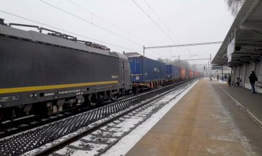 Пересылка! Электровоз Вектрон с контейнерным поездом и перегоняемым электровозом