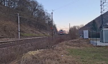 Электровоз Шкода с пассажирским поездом