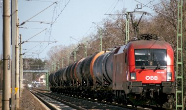 Приветливый машинист, электровоз Таурус 1116 006 с цистернами