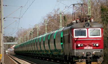 Электровоз Шкода 242 286-3 с хопперами и тепловозом в хвостеT448p-131