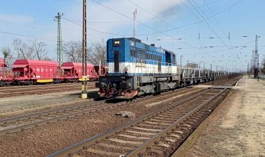 Тепловоз 740 870-1 с поездом для перевозки рельсовых плетей