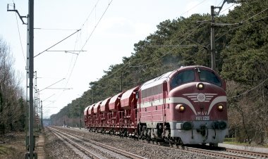 Тепловоз М61.020 с хопперами