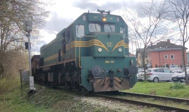 Тепловоз 664-107 с полувагонами