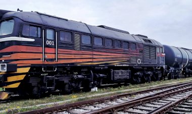 Тепловоз М62Y-375 с цистернами