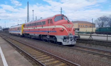 Тепловоз М61. 017 с вагоном лабораторией