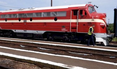 Тепловоз М61.  001 прицепляется к поезду