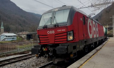 Электровоз Вектрон 1293 002 с наливным поездом