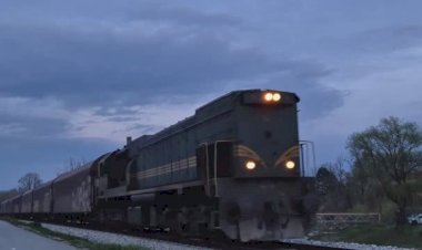 Тепловоз 661-111 с грузовым поездом
