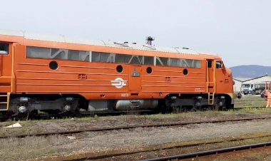 Тепловоз М61.  019 прицепляется к вагонам